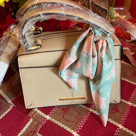 Steve Madden Handbags - NWT Steve Madden cross body handbag, cream colored purse with bow